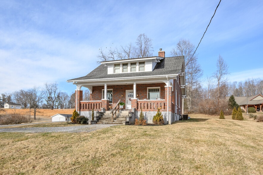 132 Christiansburg Pike NE, Floyd, VA for sale - Building Photo - Image 1 of 46