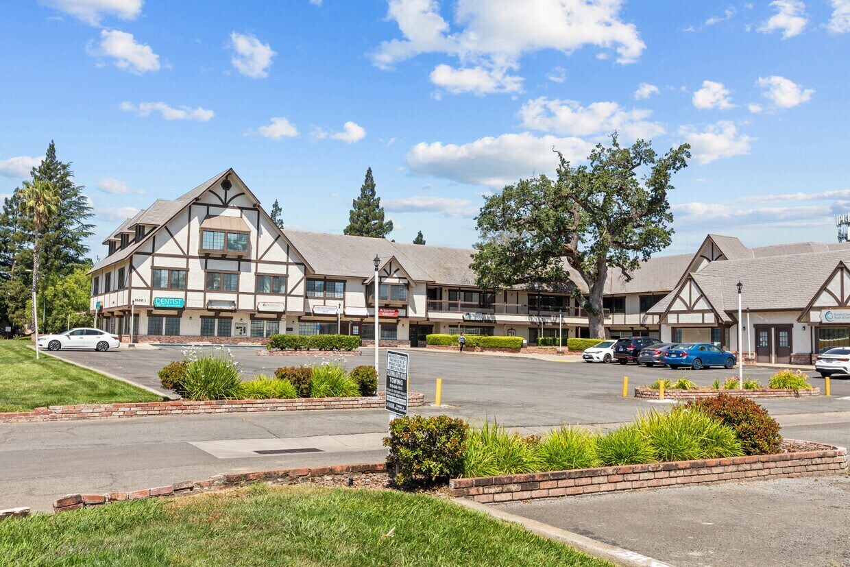 8421 Auburn Blvd, Citrus Heights, CA à louer Photo du bâtiment- Image 1 de 22