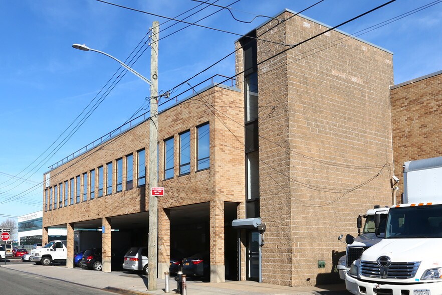 175-11 148th Rd, Jamaica, NY à louer - Photo du bâtiment - Image 2 de 3