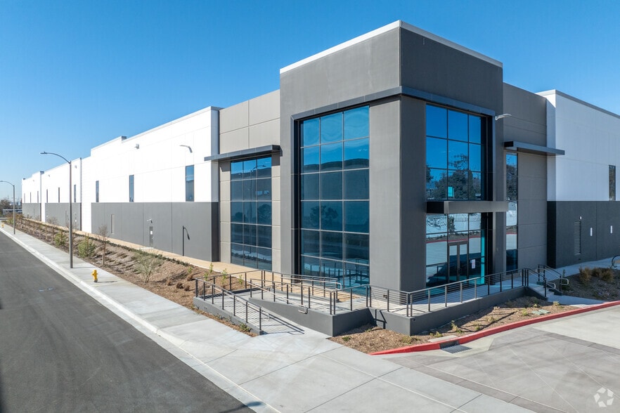 11179 Banana Ave, Fontana, CA for lease - Building Photo - Image 2 of 7