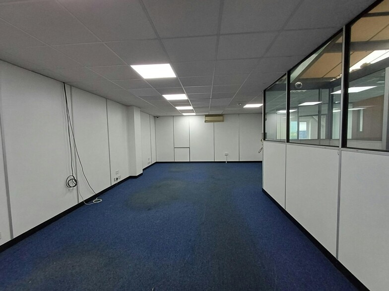 Rutherford Way, Crawley for lease - Building Photo - Image 3 of 8