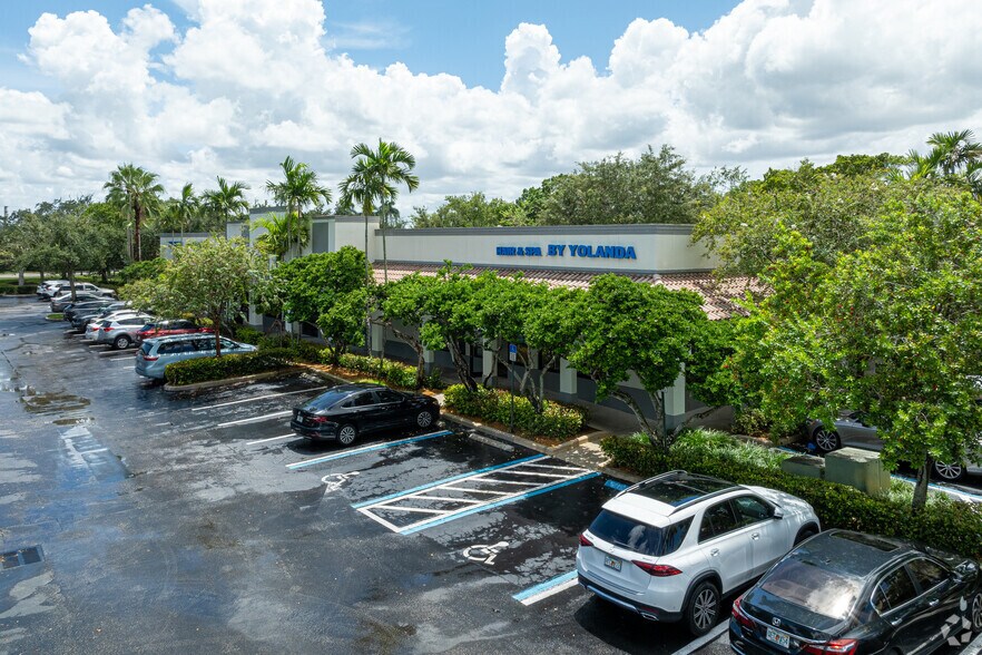 16602 Saddle Club Rd, Weston, FL à louer - Photo du bâtiment - Image 3 de 11