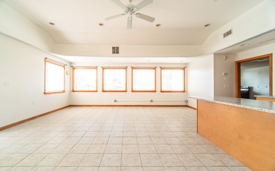 110 Coe Ave, Middletown, CT for sale - Interior Photo - Image 3 of 7