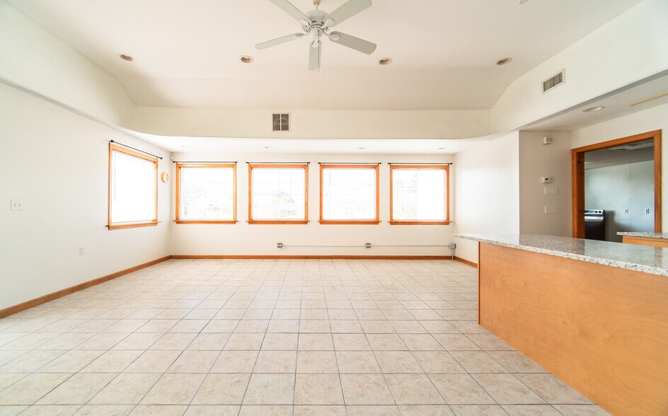 110 Coe Ave, Middletown, CT à vendre - Photo intérieure - Image 3 de 7