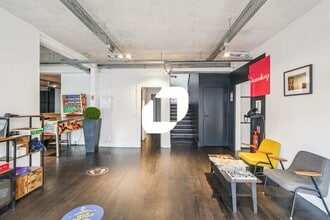 Office in Montrouge for sale Interior Photo- Image 1 of 12