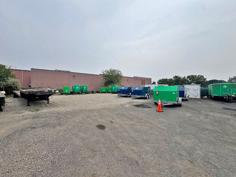 359 Duffy Ave, Hicksville, NY à vendre - Photo du bâtiment - Image 3 de 12