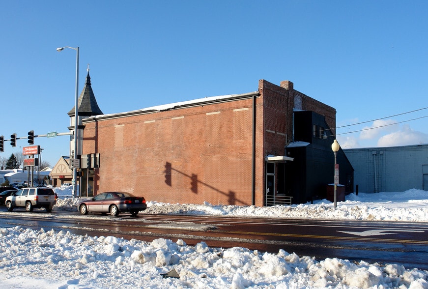 2502 N Knoxville Ave, Peoria, IL à louer - Photo du bâtiment - Image 2 de 2