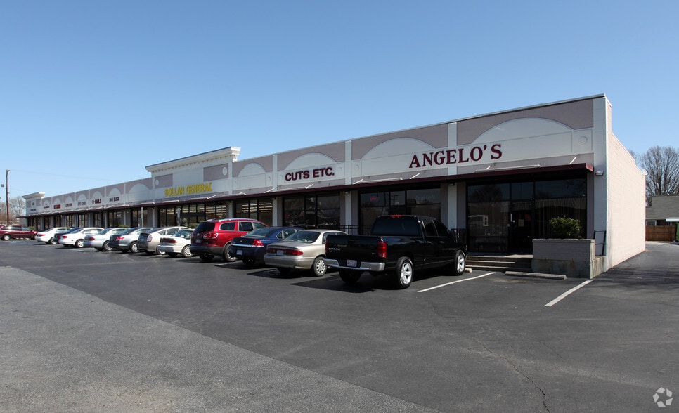 202-218 S Main St, Graham, NC for lease - Building Photo - Image 2 of 5
