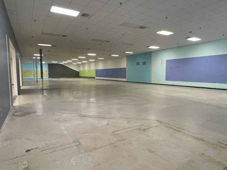 1825 McFarland Blvd N, Tuscaloosa, AL for lease - Interior Photo - Image 2 of 14