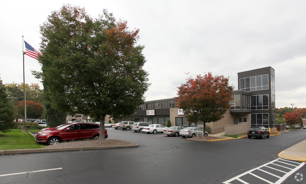 2400 Leechburg Rd, New Kensington, PA for lease - Building Photo - Image 1 of 5