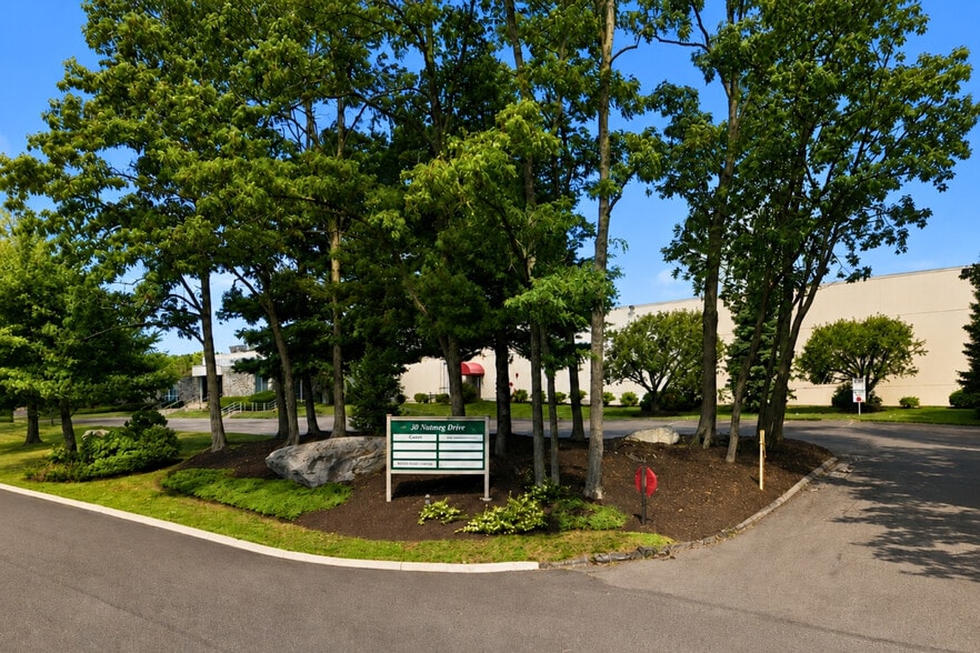 30 Nutmeg Dr, Trumbull, CT à louer - Photo du bâtiment - Image 2 de 13