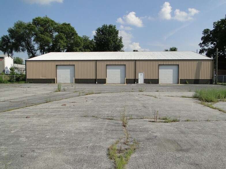 215 Clark Dr, East Alton, IL à louer - Photo du bâtiment - Image 1 de 9