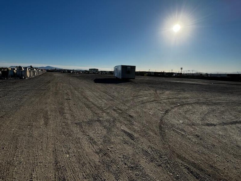 5445 Cecile Ave, Las Vegas, NV à louer - Photo du bâtiment - Image 3 de 4