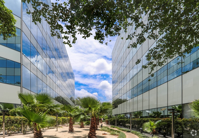 5821 Southwest Fwy, Houston, TX for lease - Building Photo - Image 2 of 10