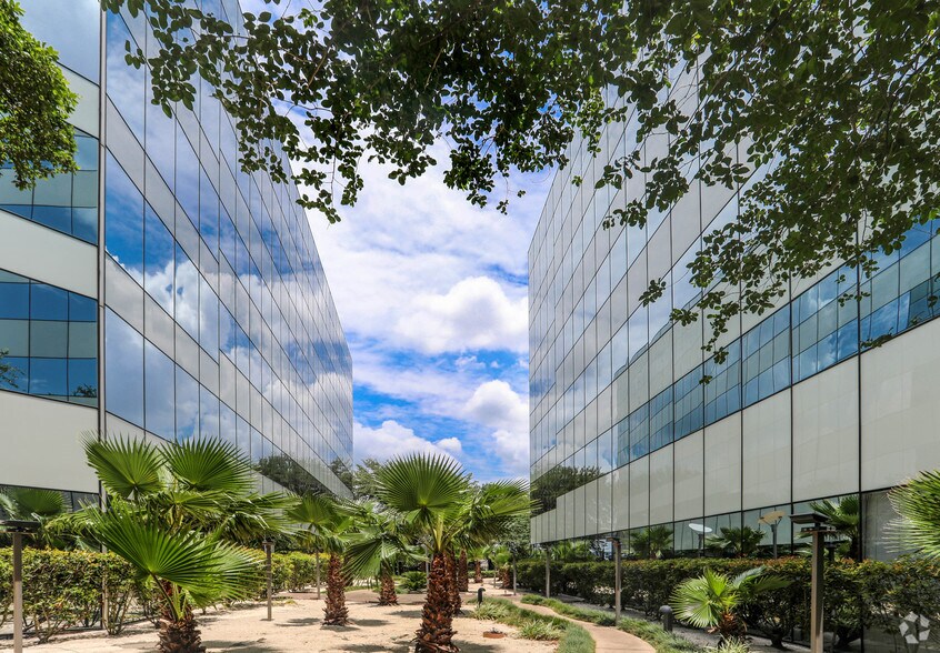 5821 Southwest Fwy, Houston, TX à louer - Photo du bâtiment - Image 2 de 10