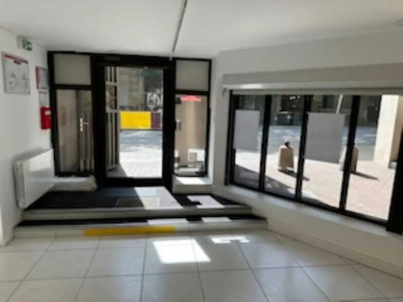 Office in Lille for lease - Lobby - Image 2 of 5