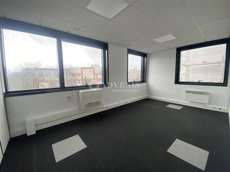 Office in Guyancourt for lease - Interior Photo - Image 3 of 5