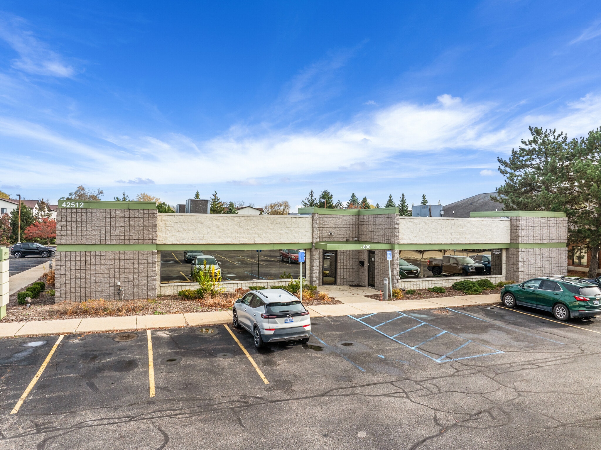 42500-42536 Hayes Rd, Clinton Township, MI for lease Primary Photo- Image 1 of 5