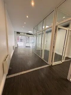 Retail in Paris for lease - Interior Photo - Image 2 of 7