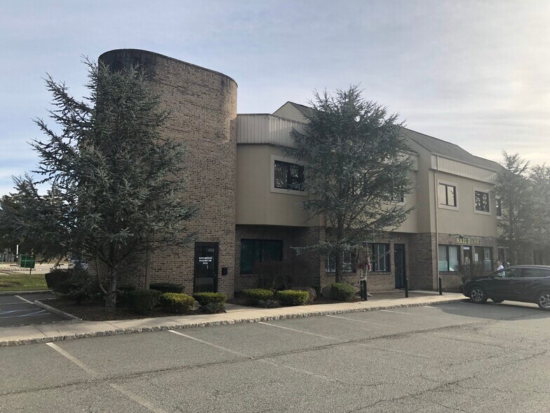 48 Stiles Ln, Pine Brook, NJ à louer - Photo du bâtiment - Image 3 de 7