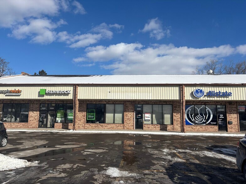 19582-19598 Middlebelt Rd, Livonia, MI à louer - Photo du bâtiment - Image 2 de 6