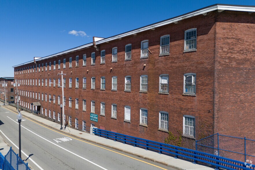 104 Anawan St, Fall River, MA à louer - Photo du bâtiment - Image 2 de 9