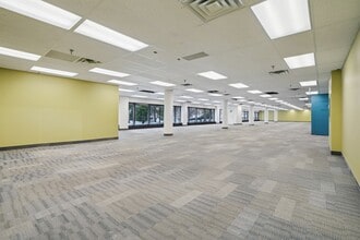 5199 Rue Sherbrooke E, Montréal, QC à louer Photo intérieure- Image 2 de 2