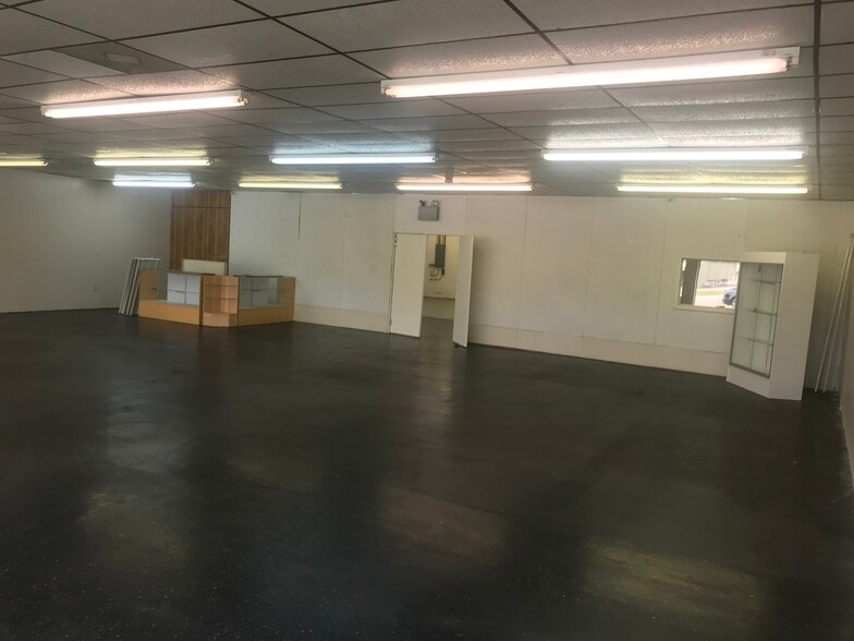 327 & 323 John C Calhoun Dr, Orangeburg, SC for sale - Building Photo - Image 3 of 12