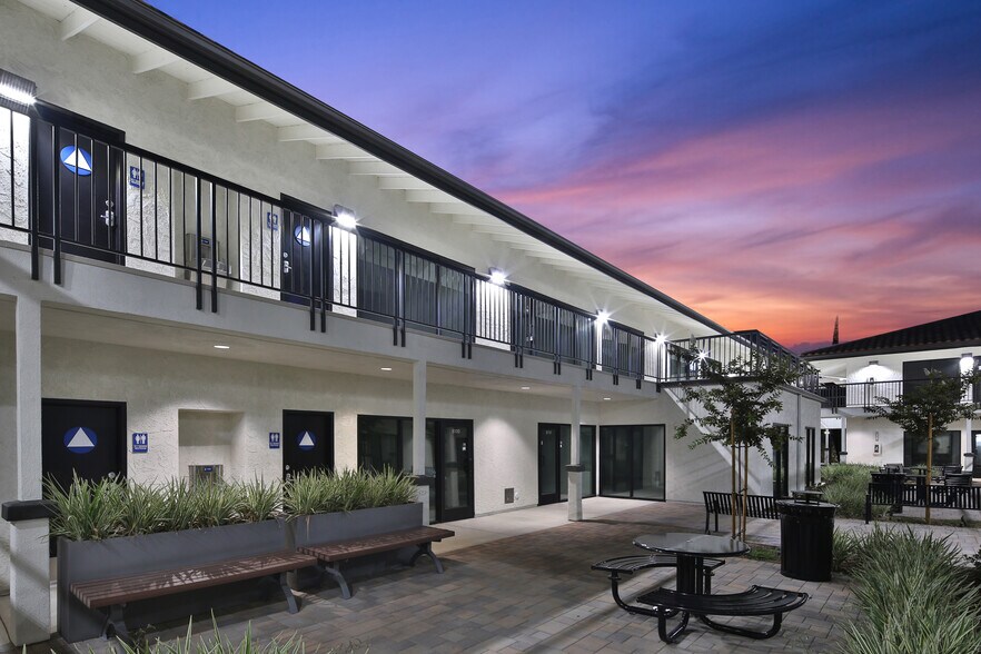 13017 Artesia Blvd, Cerritos, CA à louer - Photo du bâtiment - Image 2 de 7