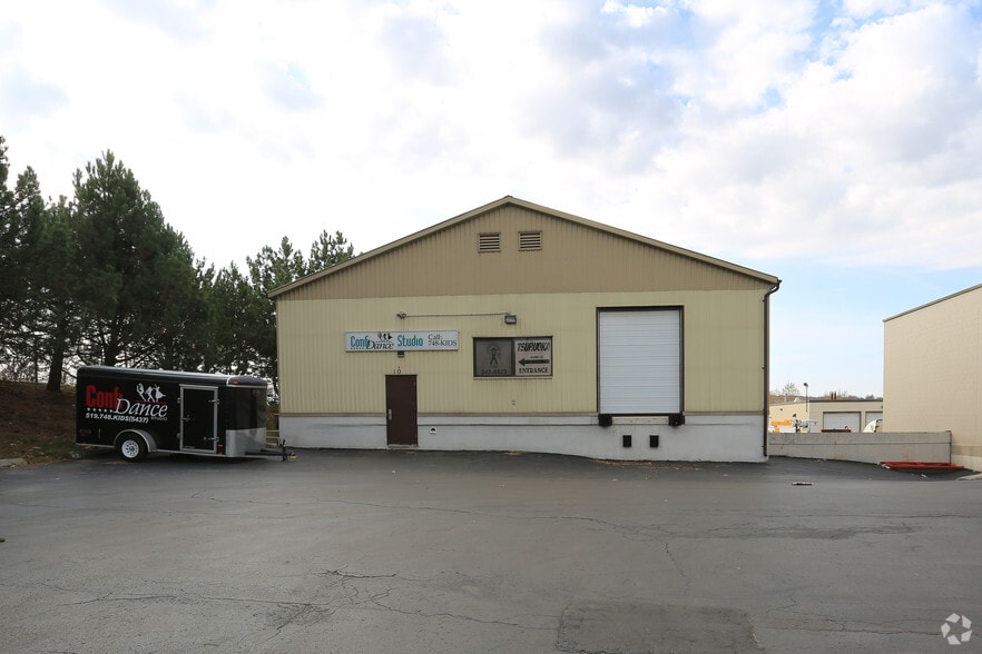 625 Wabanaki Dr, Kitchener, ON for lease - Building Photo - Image 2 of 4