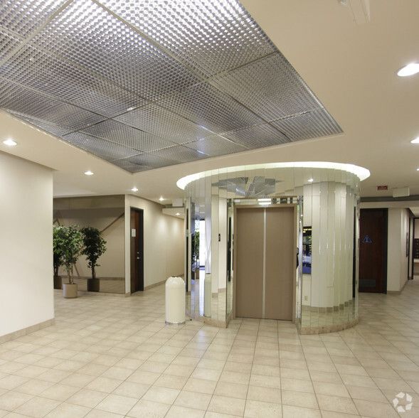 22048 Sherman Way, Canoga Park, CA for lease - Lobby - Image 2 of 5