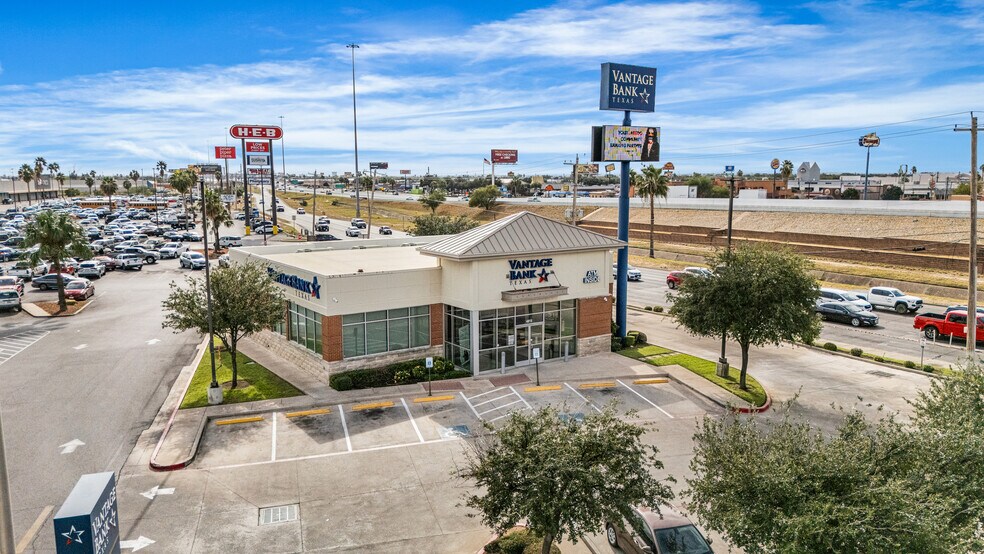 4819 San Dario Ave, Laredo, TX à vendre - Photo du bâtiment - Image 3 de 4