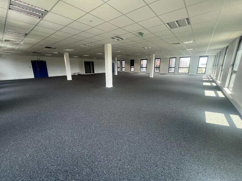 Office in Lieusaint for lease - Building Photo - Image 2 of 3