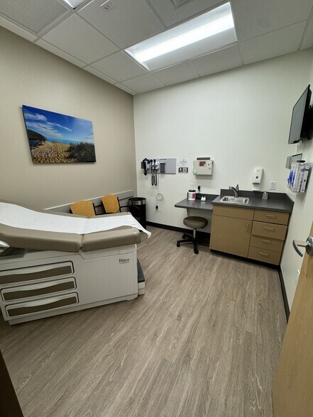 19580 Cochran Blvd, Port Charlotte, FL à louer - Photo du bâtiment - Image 3 de 9