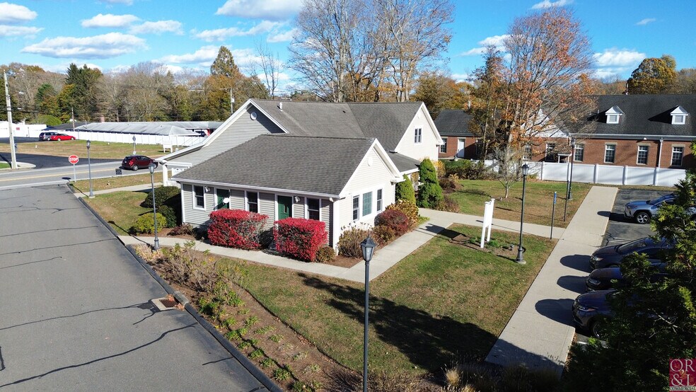 162 E Main St, Clinton, CT à vendre - Photo du bâtiment - Image 3 de 6