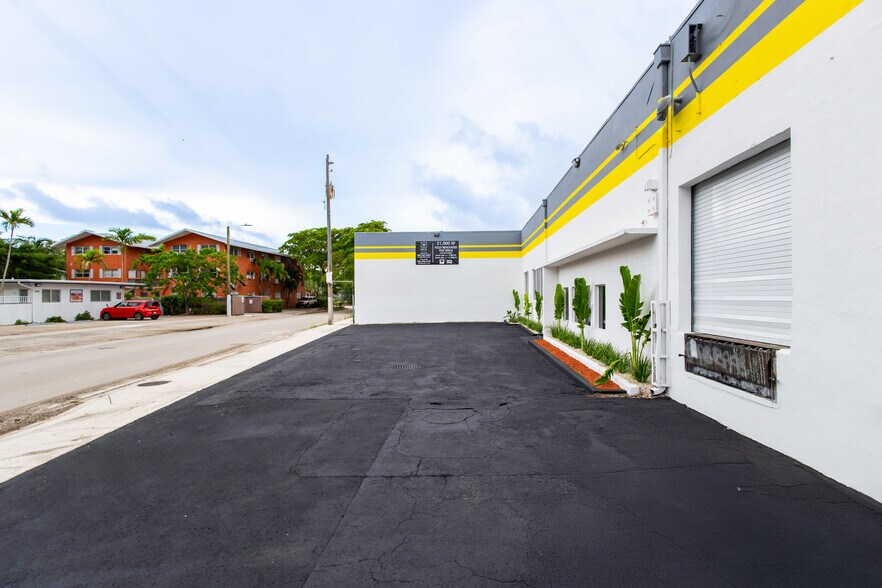 6800-6890 NE 4th Ct, Miami, FL à louer - Photo du bâtiment - Image 2 de 15