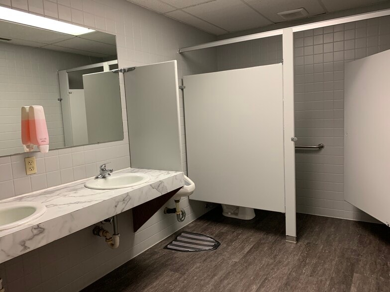 301 S 70th St, Lincoln, NE for lease - Interior Photo - Image 2 of 27