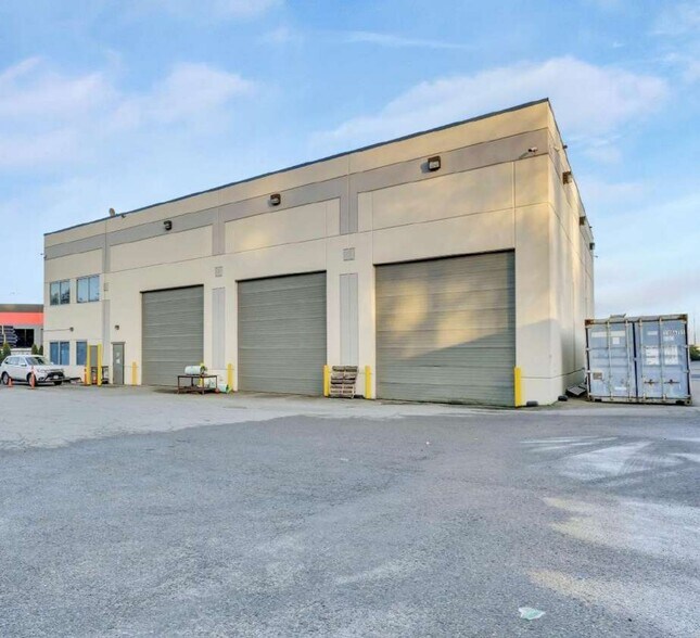17288 104A Ave, Surrey, BC à vendre - Photo du bâtiment - Image 2 de 9