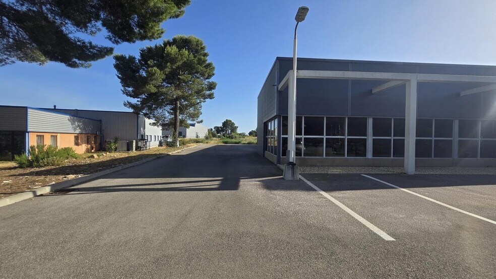 Local d'activités dans Signes à vendre - Photo du bâtiment - Image 2 de 10
