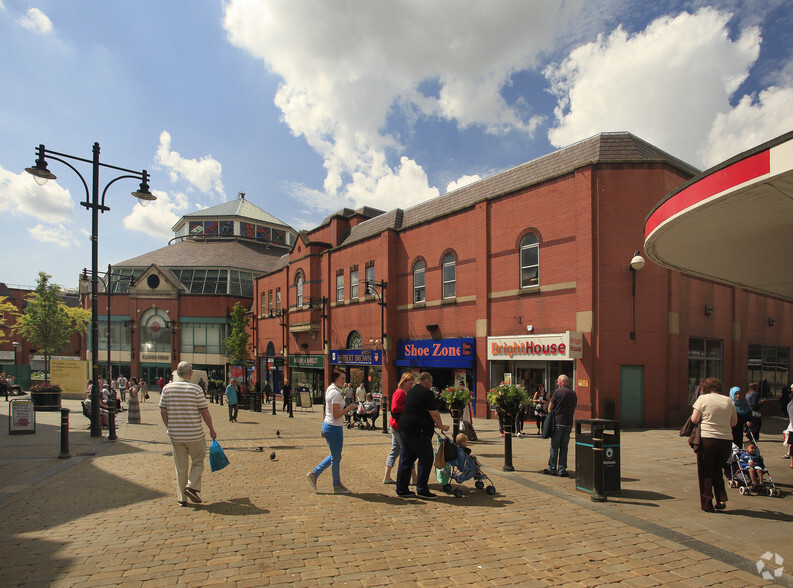 George St, Oldham à louer - Photo principale - Image 1 de 19