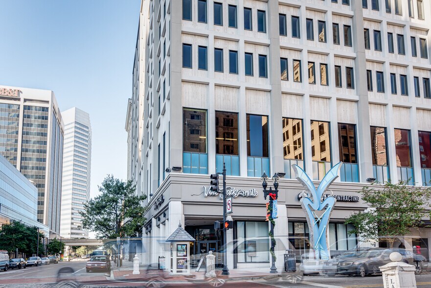 100 N Laura St, Jacksonville, FL à louer - Photo du bâtiment - Image 3 de 17