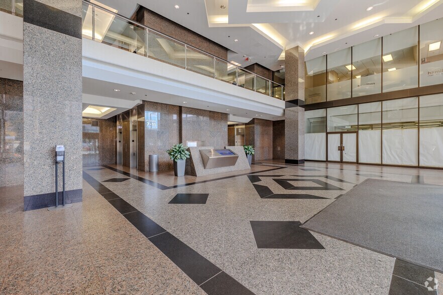 100, 110, and 120 King St W, Hamilton, ON à louer - Photo du bâtiment - Image 3 de 25