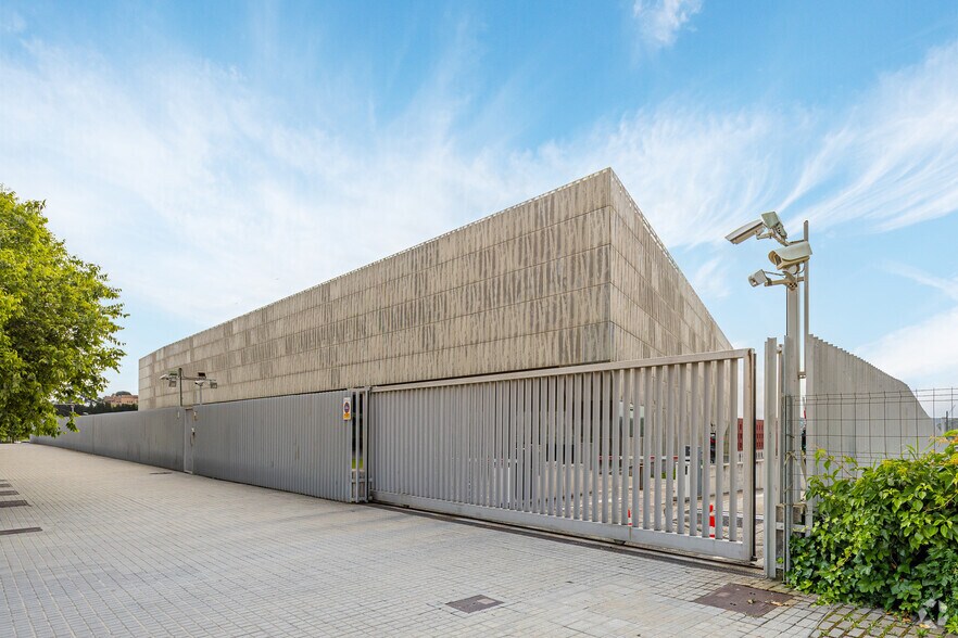 Carrer de la Creu Casas, 85, Cerdanyola del Vallès, Barcelona à louer - Photo du bâtiment - Image 3 de 3