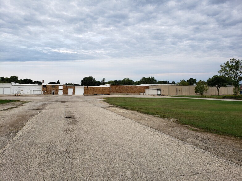 100 Washington St, Fox Lake, WI à louer - Photo du bâtiment - Image 2 de 10