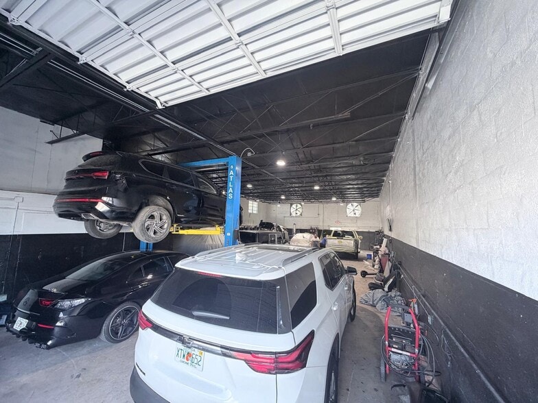 4430 E 10th Ln, Hialeah, FL à vendre - Photo du bâtiment - Image 3 de 8