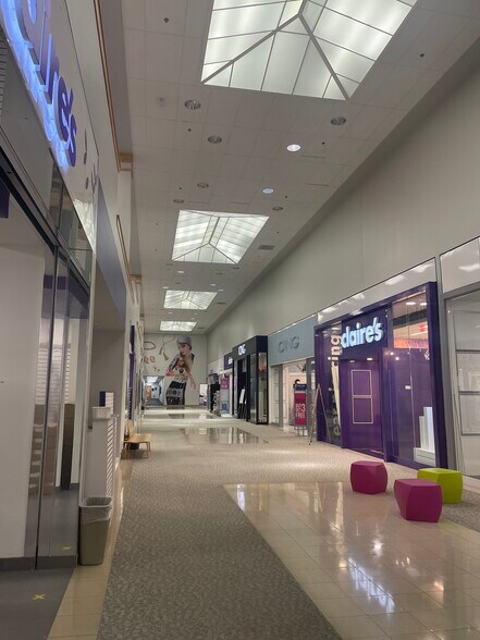 2400 W Central Rd, Hoffman Estates, IL à louer - Photo intérieure - Image 2 de 6