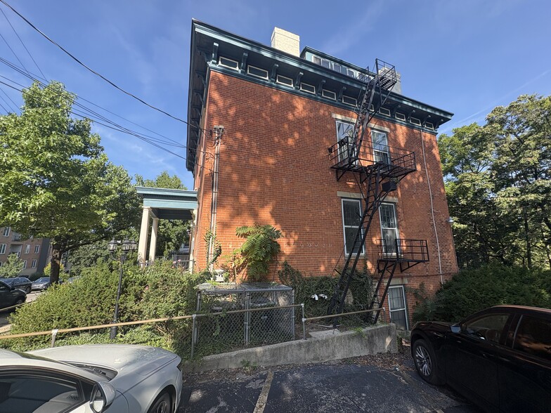 114 Wellington Pl, Cincinnati, OH for lease - Building Photo - Image 2 of 16