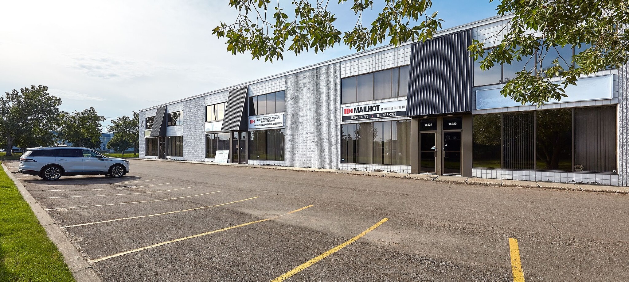 16204-16240 116 Av NW, Edmonton, AB à louer Photo du bâtiment- Image 1 de 10