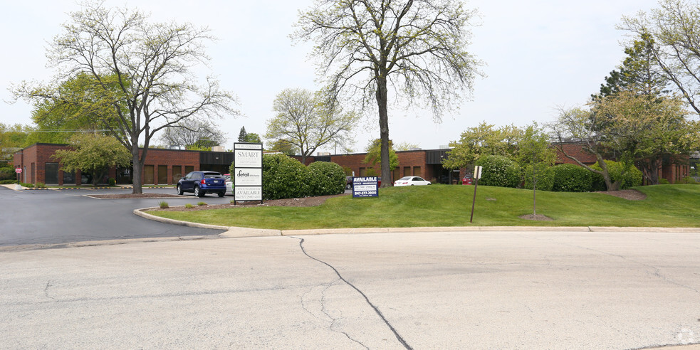 11 W College Dr, Arlington Heights, IL for lease - Primary Photo - Image 1 of 4