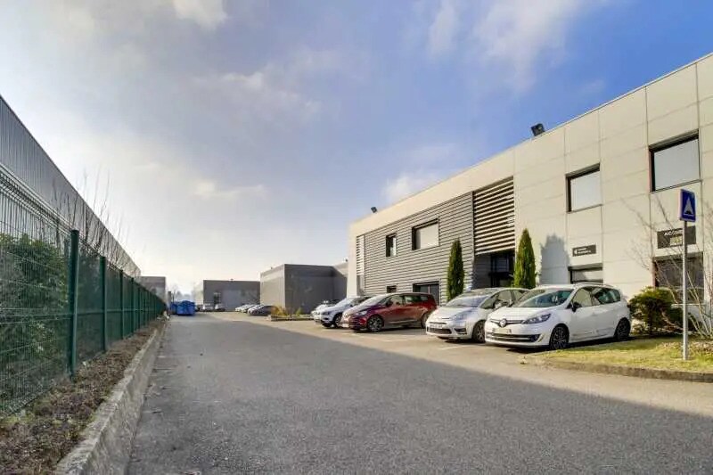 Bureau dans Saint-Priest à louer - Photo du bâtiment - Image 2 de 3